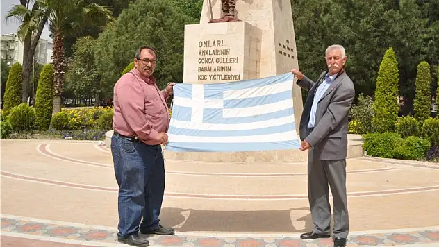 Bileğiyle aldığı bayrağımüzeye bağışladı