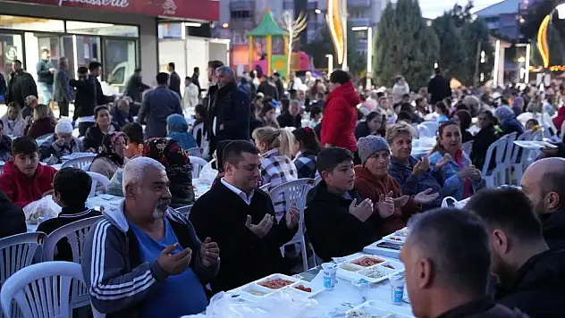 BİNLERCE VATANDAŞ ÖVÜNÇ DEMİR'LE İFTARDA BULUŞTU