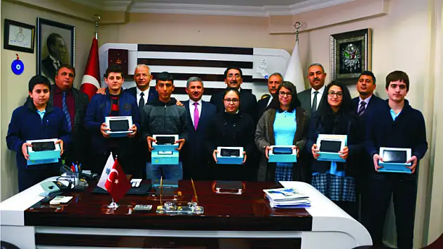 Birinciler tableti kapti