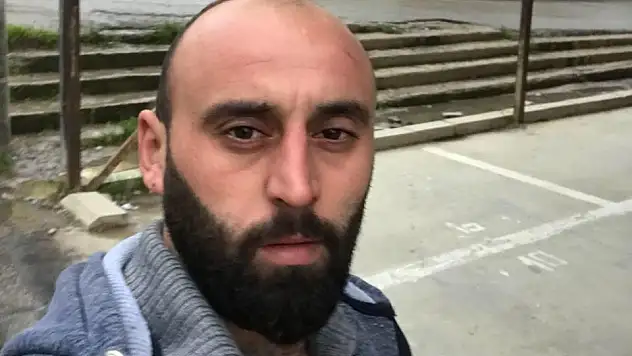 Bisikletliye çarpıp refüje attı