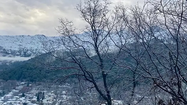 BOZDAĞ 2025'İN SON SABAHINA KARLA UYANDI