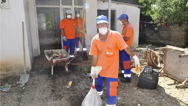 Çöp evden çuvalla para çıktı!