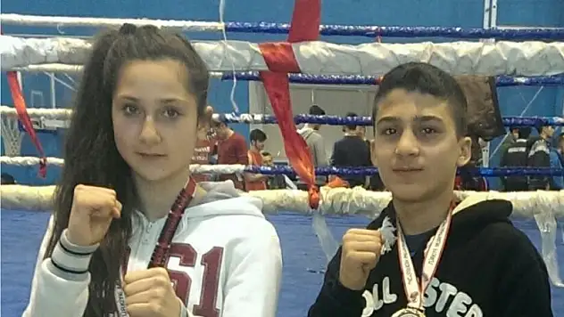 Demir yumruklar Madalyaları aldı