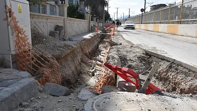 Dev çukurlar asfaltlama çalışmalarına engel oluyor