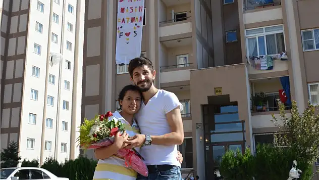 Dev pankart ile evlenme teklifi!