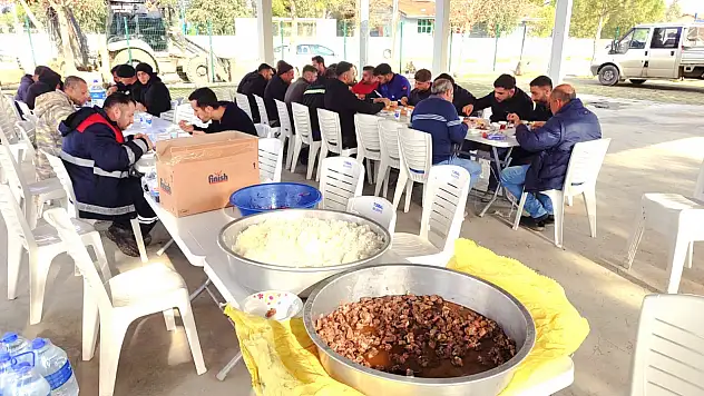 Doğalgaz çalışması başladı, mahalleli hayır dağıttı