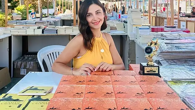 'Düş'eş' adlı kitabı ile büyük başarıya imza attı