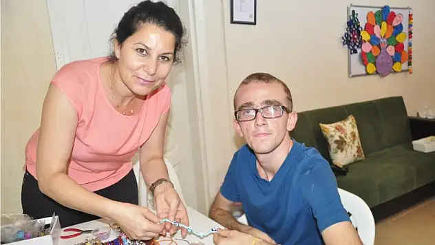 Engelleri takı yaparak aşıyorlar