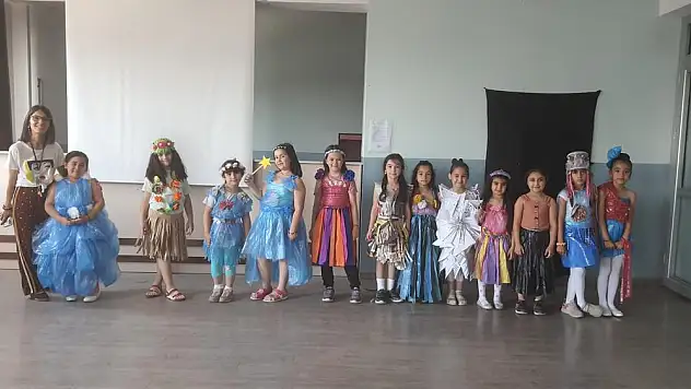 Gazili öğrenciler geri dönüşüm defilesinde