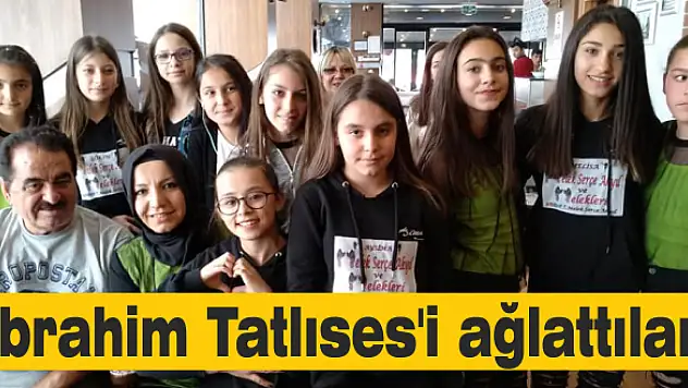 Gösteriyi gözyaşları içerisinde izledi