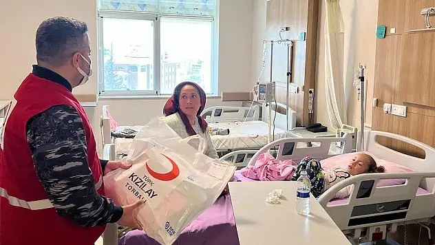 Hasta yataklarında Kızılay ile gülümsediler