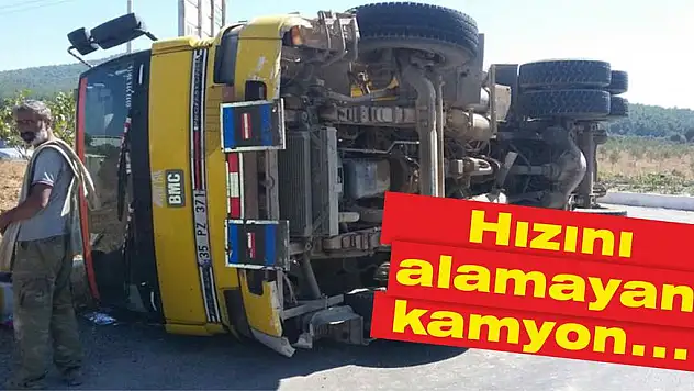 Hızını alamayan kamyon yan yattı