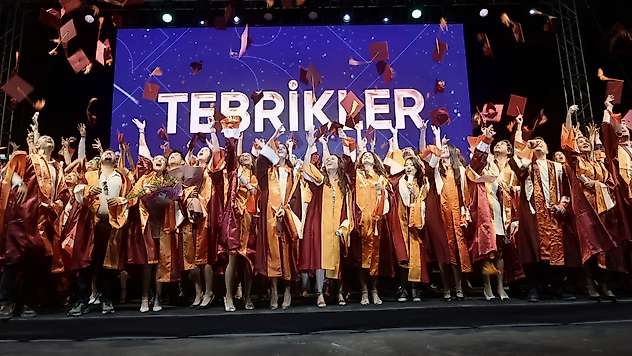 İEÜ'de 144 lisansüstü öğrenci diplomalarını aldı: Mezunlara üç altın öneri