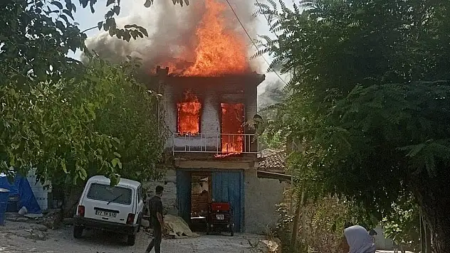 İki katlı ev kül oldu