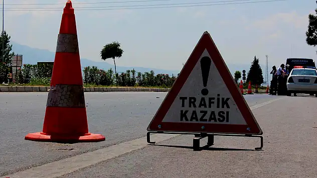 İki otomobil çarpıştı, 1 ölü, 4 yaralı