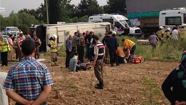 İşçi servisi devrildi!