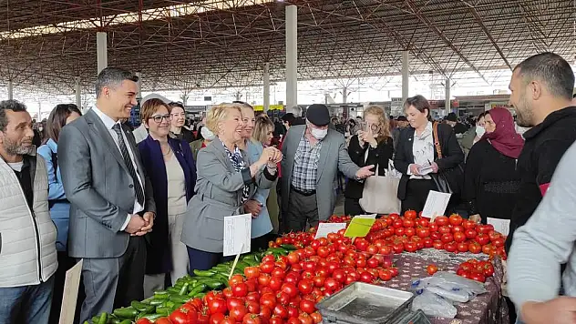 İYİ Parti İl Kadın Kolları Başkanı, Perşembe pazarını gezdi 'Sofralarımıza ne koyacağımızı çok düşünür olduk'