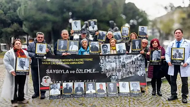 İzmir'de COVID-19'da hayatını kaybeden sağlık çalışanları anıldı