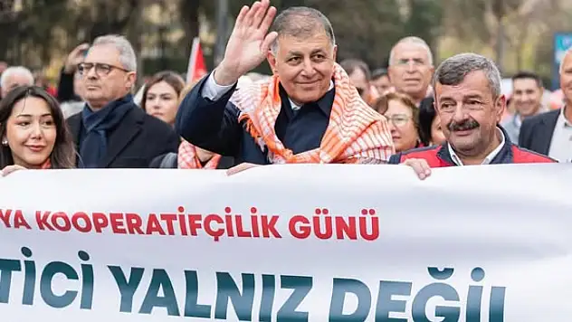 İZMİR'DE DÜNYA KOOPERATİFÇİLİK GÜNÜ KORTEJLE KUTLANDI