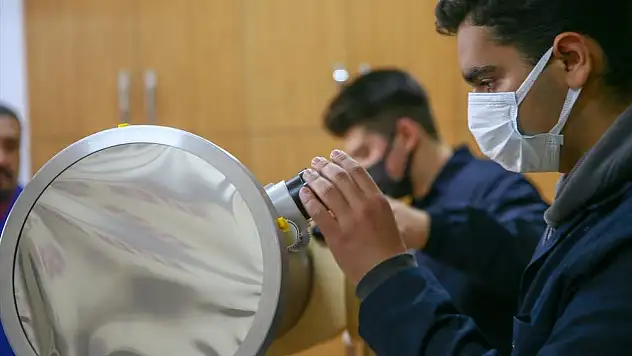 İzmir'in genç bilim insanları tasarladıkları teleskobun patentini aldı