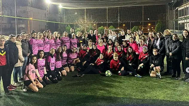 KADINLAR SMA HASTASINA DESTEK İÇİN FUTBOL OYNADI