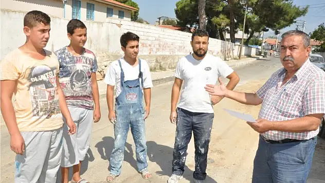 Kapı kapı gezip gençleri uyarıyor