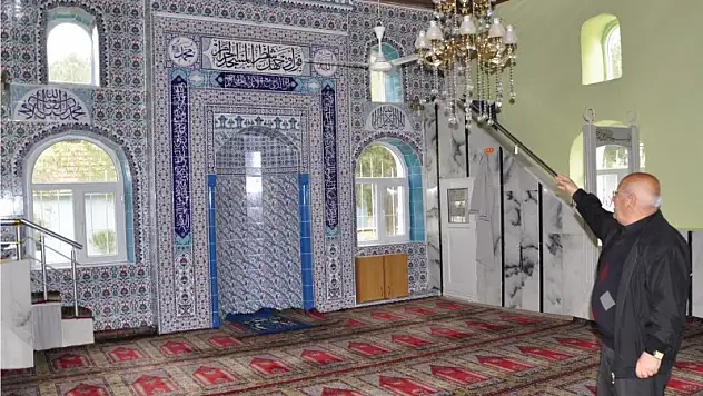 Kefen paralarıyla camiyi onardılar