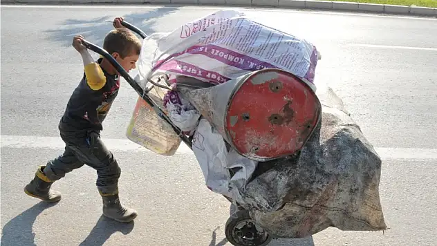 Kendi küçük yükü büyük!