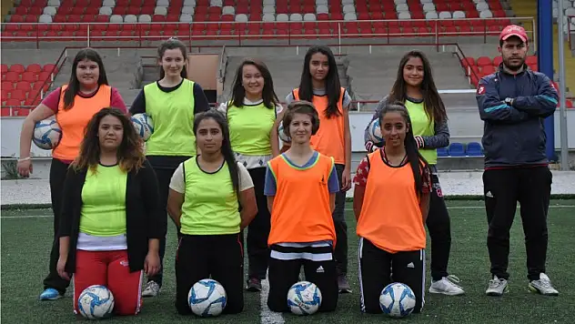 Kızlar salon futbolunda da iddialı