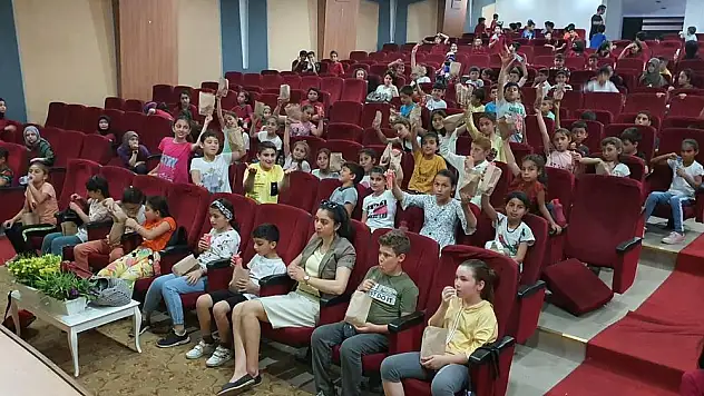 Köy okulu öğrencileriyle sinema keyfi
