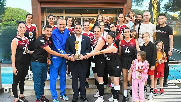 Kupayı Başkan Demir'e takdim ettiler