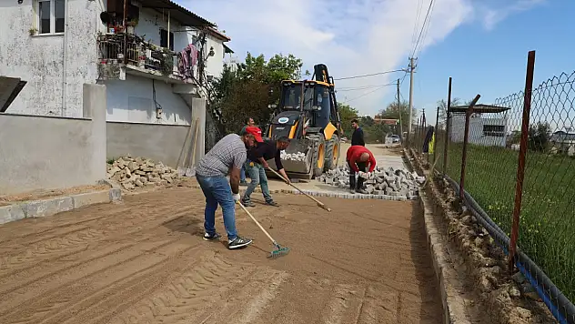 Menderes'te yol seferberliği devam ediyor