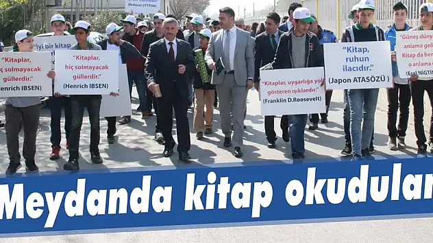 Meydanda kitap okudular