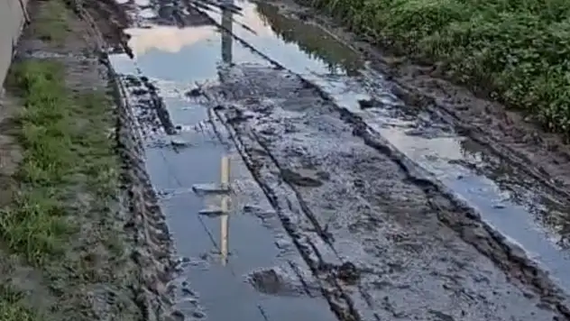 Ödemiş Kavukçu Mevkinde Çamur İsyanı: Yürümek Bir Yana, Arabayla Bile Geçemiyoruz