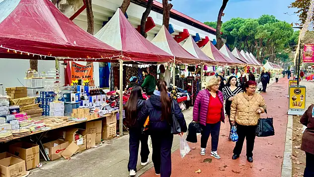 ÖDEMİŞ'TE YÖRESEL ÜRÜNLER FUARI AÇILDI: YENİ YILA ÖZEL ALIŞVERİŞ FIRSATI