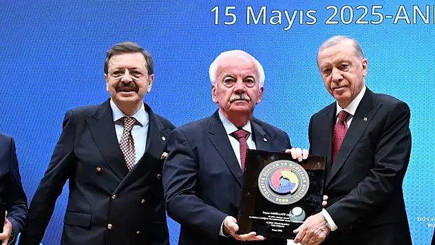 Ödemiş Ticaret Borsası Başkanı Latif Aka'ya Hizmet Şeref Belgesi takdim edildi