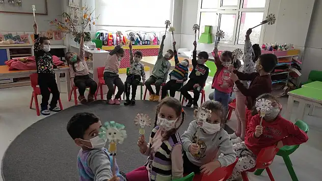 Öğrenciler Neşeli Bardaklar ile öğrendiler