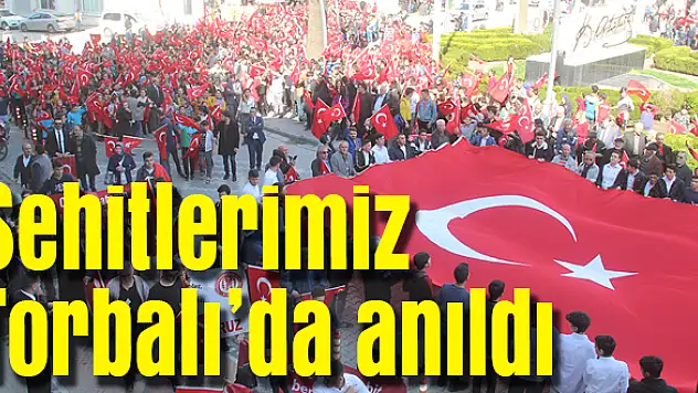 Öğrenciler şehitler için yürüdü