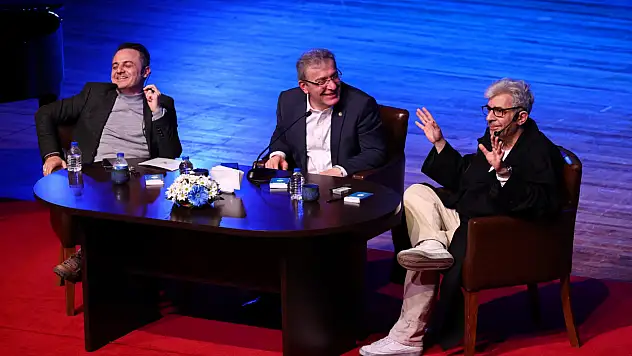 Okan Bayülgen 'DEÜ TALKS'ta öğrencilerle buluştu