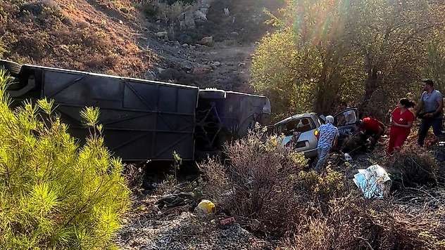 Otobüs ve otomobil şarampole devrildi: 2 ölü, 1 yaralı