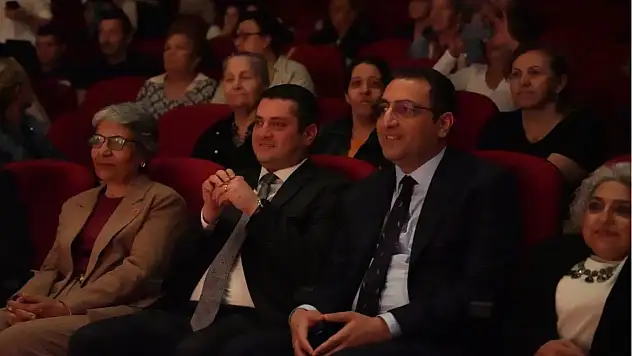 Özel bireyler Kalpten Kalbe Yunus Emre adlı tiyatro oyununu Torbalı'da sahneledi