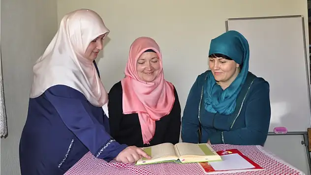 Rus gelinler Kur'an öğreniyor