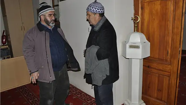 Sadaka kutusunu profesyonelce çaldi