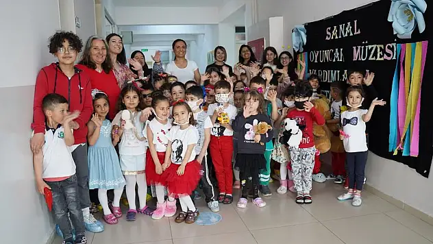 Sanal Oyuncak Müzesi'ne öğrencilerden bağış