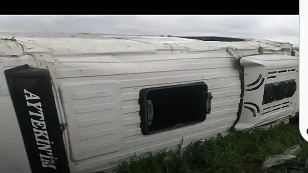 Servis aracı devrildi