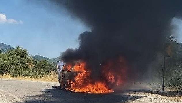 Seyir halindeki otomobil alev aldı