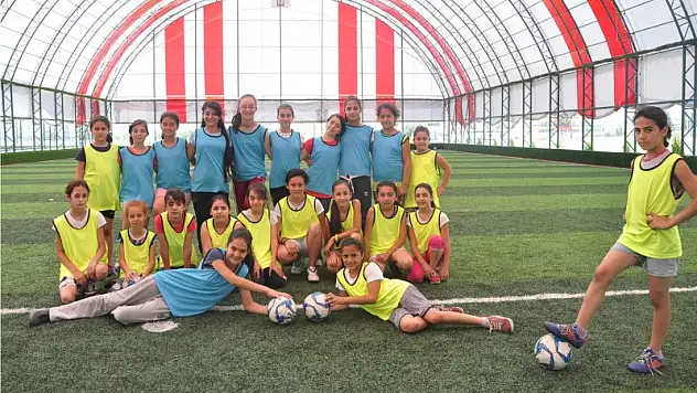 Sokak aralarından yeşil sahaya: Rojin