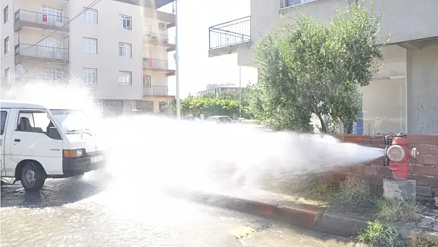 Su patlağı tazyikli olunca araçlarını yıkadılar