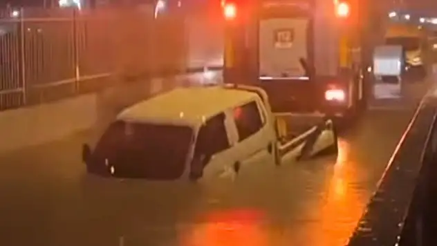 Suyla dolan altgeçitte mahsur kalan sürücü hayatını kaybetti