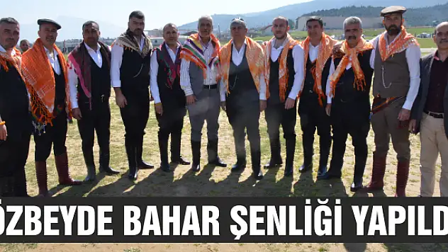 Tarihin ağacın çevresinde eğlendiler